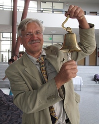 Herr Ehrenfeld l&auml;utet die Glocke