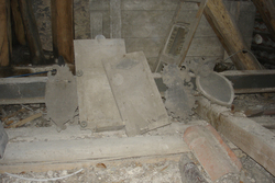 Totenkronenkonsolen auf dem  Dachboden der Kapelle im kleinen Ort L&uuml;bbrechtsen.