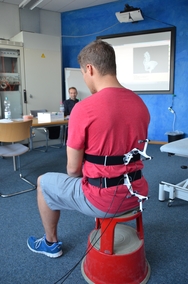 Mittels Ultraschalltopometrie k&ouml;nnen im ELP-Labor an der HAWK R&uuml;ckenbewegungen analysiert 