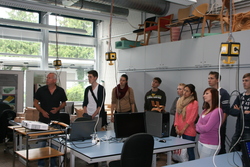 Studieninteressierte im Labor f&uuml;r Bearbeitungstechnik