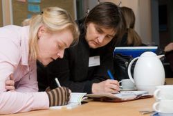 Mentee und Mentorin im Gespr&auml;ch