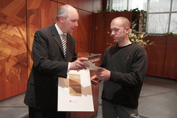 Wirtschaftsminister Bode &uuml;bergibt den F&ouml;rderpreis an Metallgestalter Hiawatha Seiffert
