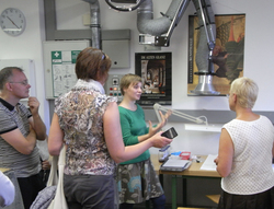  Master-Studentin Zane Kelere pr&auml;sentiert Methoden der Konservierung von gefassten Holzobjekten