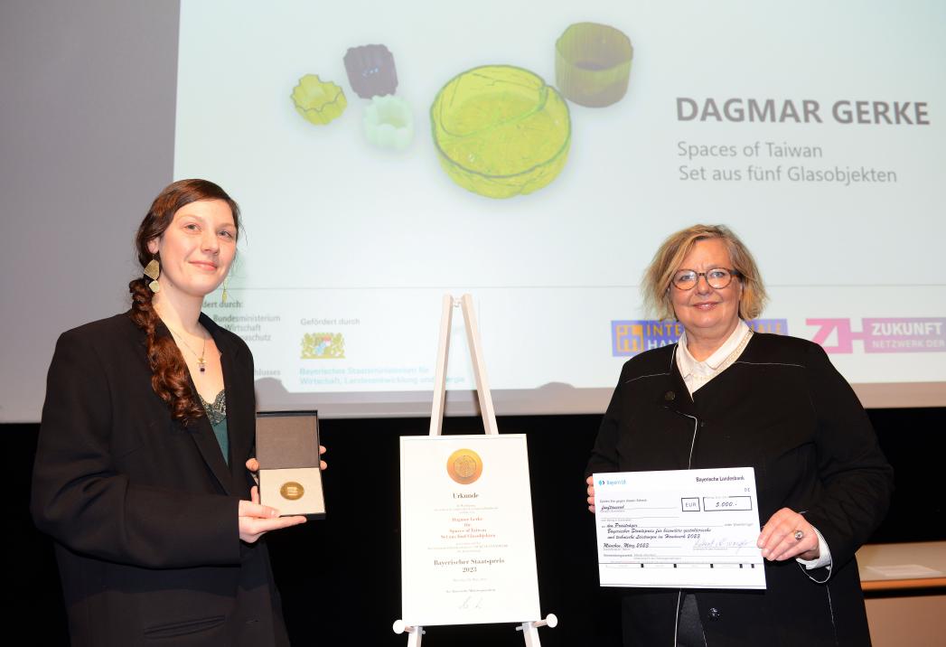 03_Bayerischer_Staatspreis-Gestaltung-Dagmar Gerke mit Dr. Ulrike Wolf, Ministerialdirektorin im Bayerischen Wirtschaftsministerium._Foto StMWiA.Schmidhuber