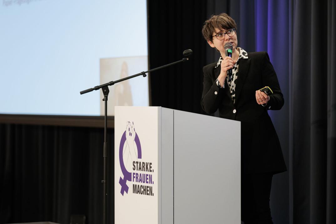 Viviane Schachler präsentiert auf einer Fachtagung die Ergebnisse