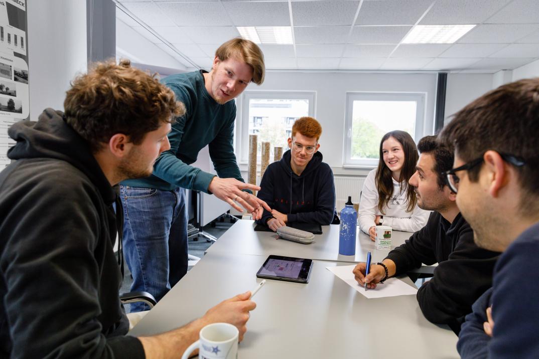 Master Green Engineering: Dozent und Studierende beraten sich